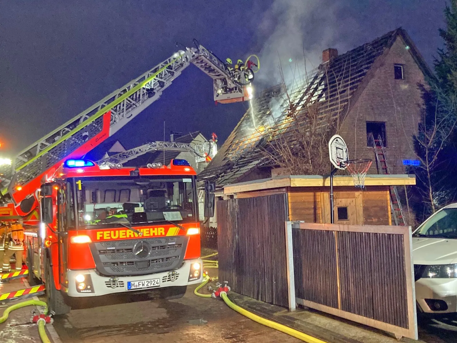 Der Brand hatte sich vom Erdgeschoss ausgehend auf die gesamten Räumlichkeiten des Hauses bis zum Dachstuhl ausgebreitet.